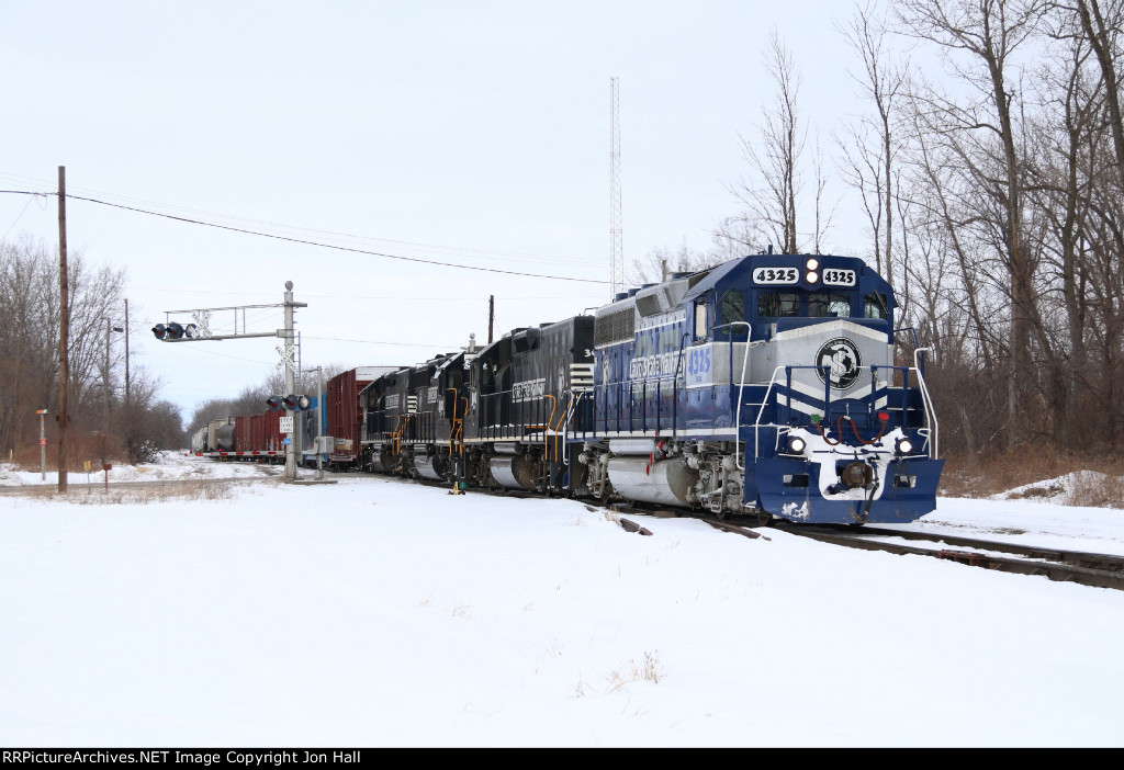 After coming down from Pinconning, 301 begins its brief interchange work with the HESR before heading over to D&M Yard